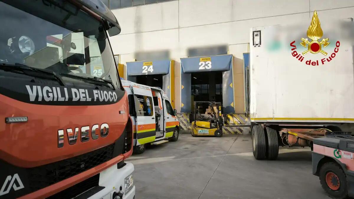 Operaio rimane incastrato con un piede sotto il muletto: ferito -