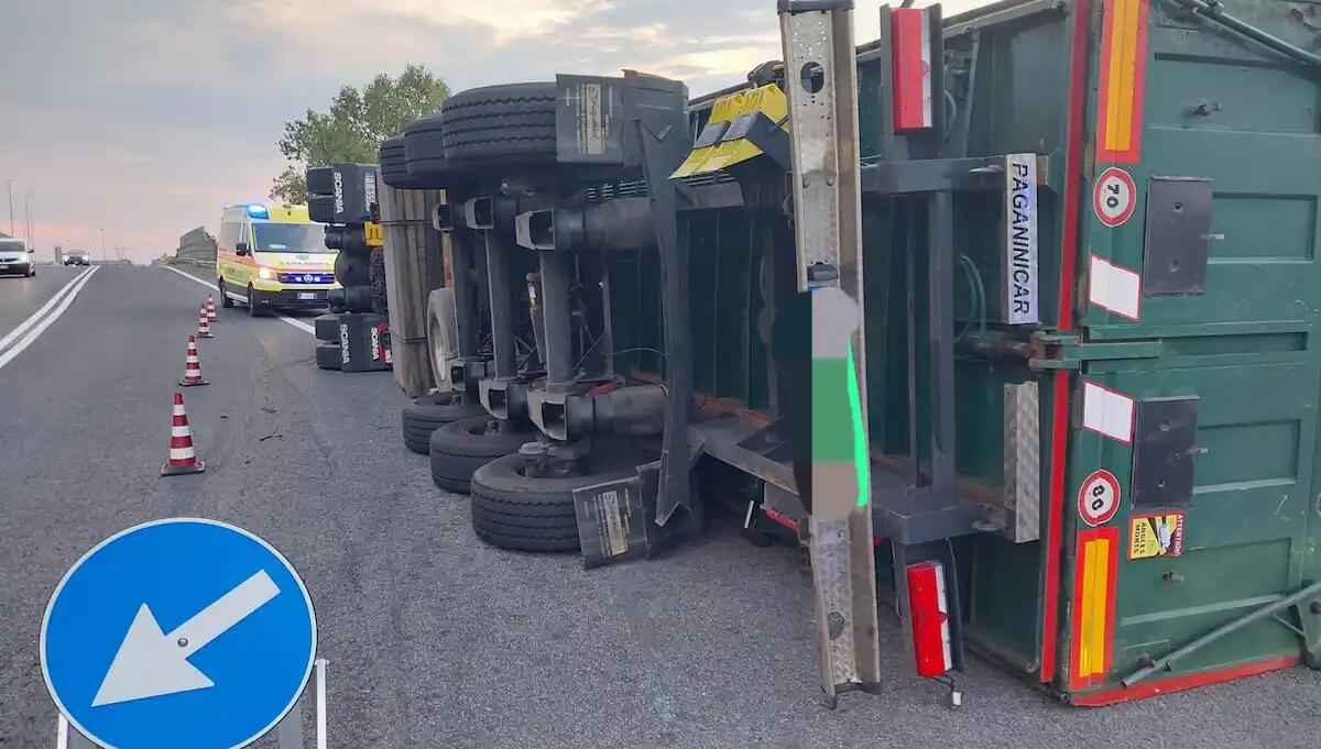 Incidente in A28, uscita Portogruaro: mezzo pesante finisce rovesciato - 