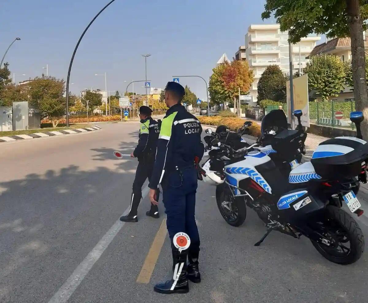 Beccato in sella allo scooter con patente revocata, revisione scaduta e targa illeggibile - 