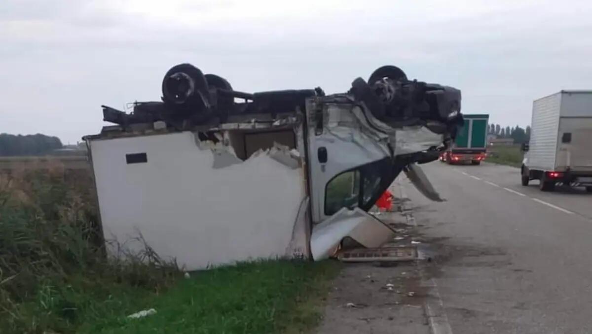 Incidente sulla SR 104 "Monselice Mare", un furgone finisce ruote all'aria - 