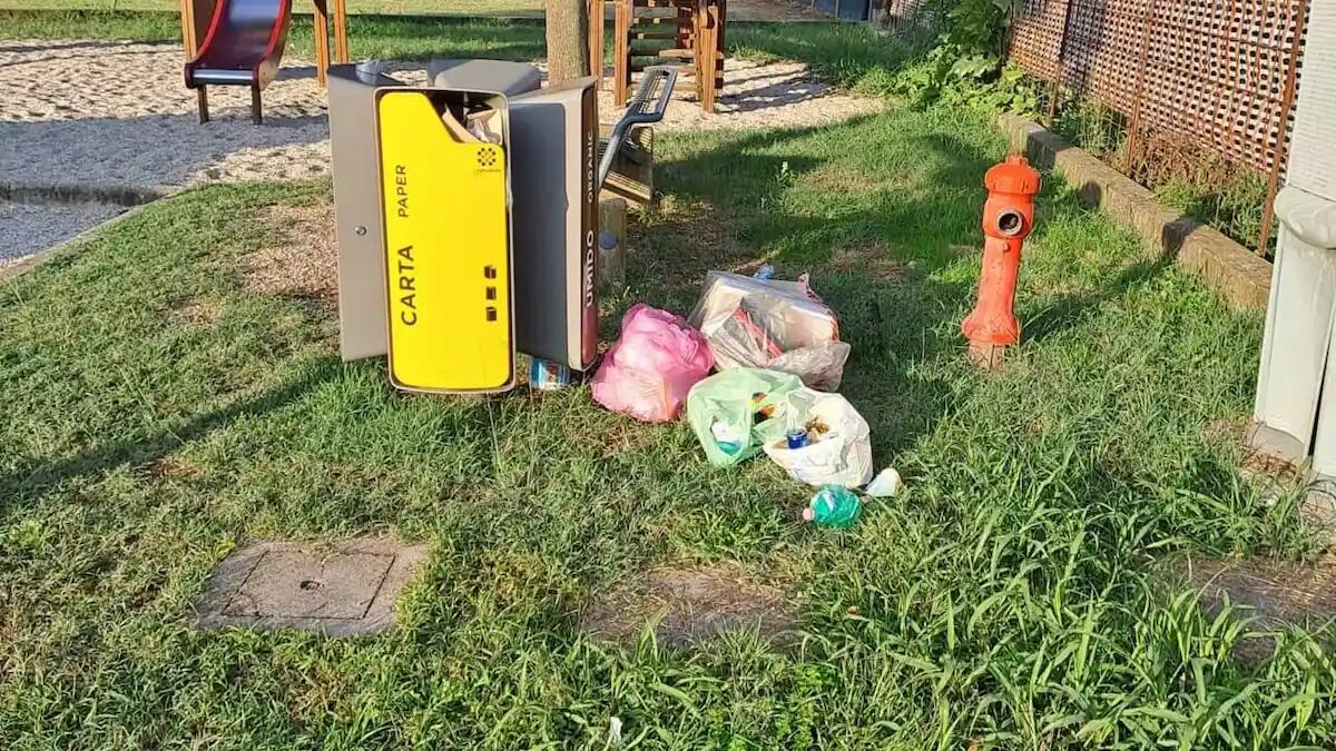 Butta i rifiuti nel parco giochi, ma viene beccato in 24 ore: incastrato da uno scontrino - 