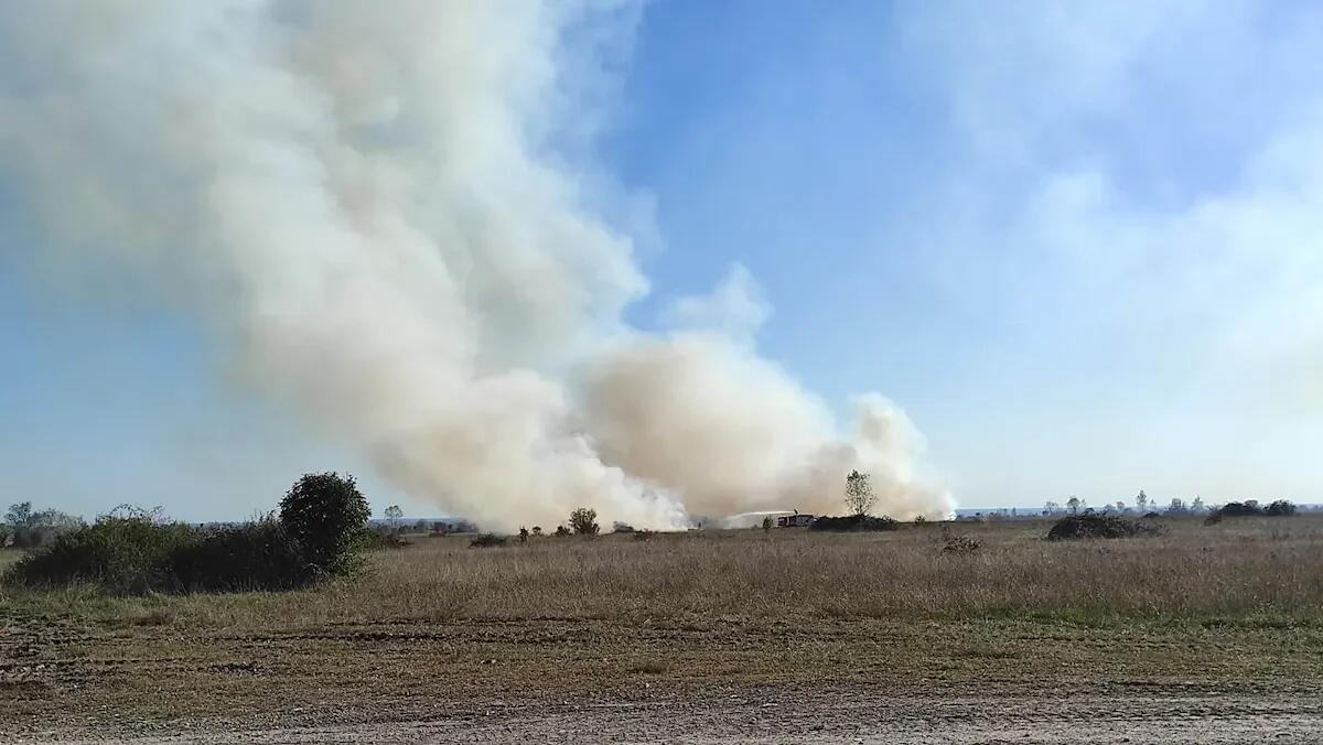 Incendio al poligono di tiro di Vivaro. In passato un carro armato aveva centrato un pollaio - 