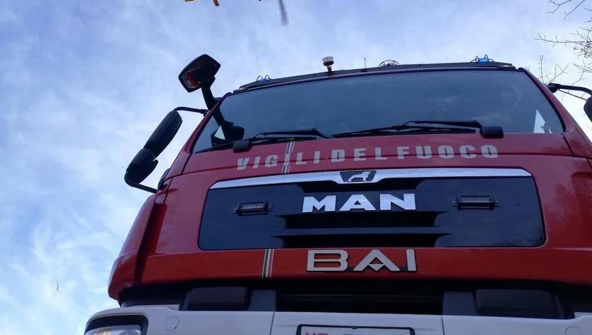 Auto prende fuoco: evacuato il condominio adiacente - 