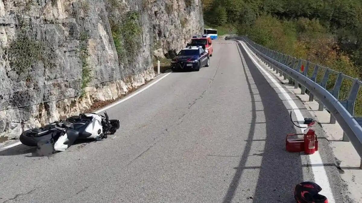 Perde il controllo della moto e si schianta: muore un motociclista di 44 anni - 