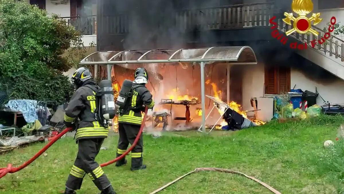 Incendio in abitazione a Roveredo in Piano: danni ingenti, due persone soccorse - 