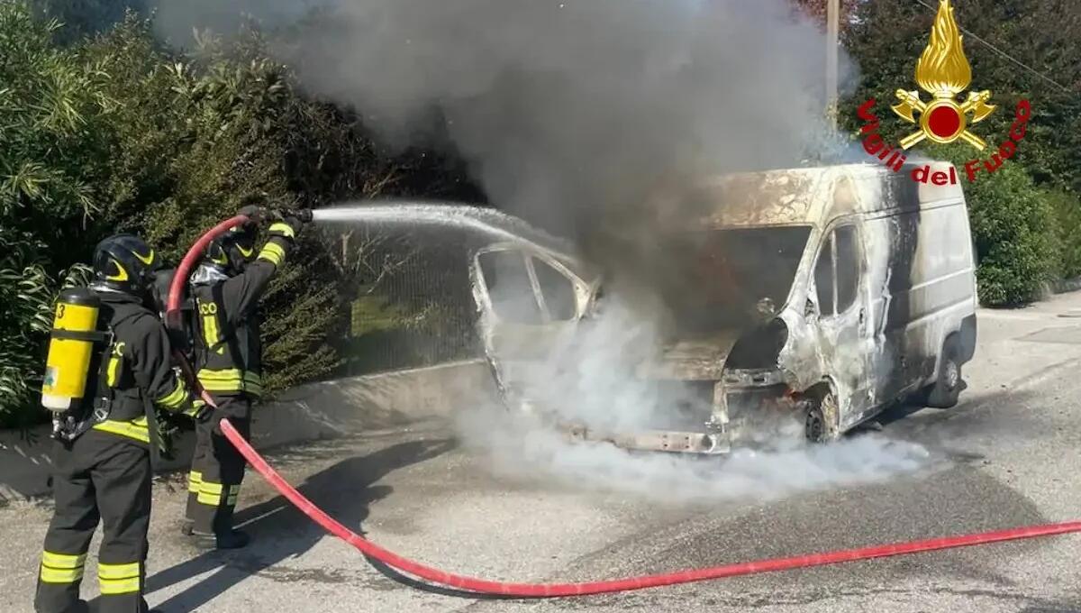 Furgone in fiamme: autista illeso - 