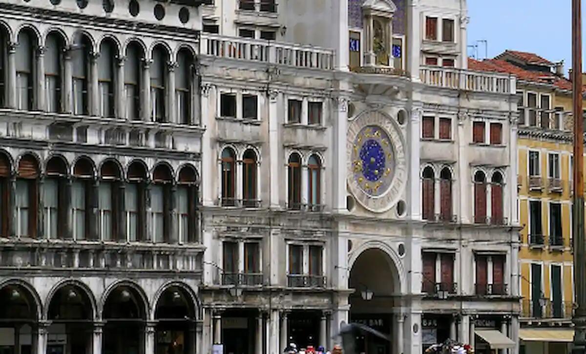 Venezia, si stacca un pezzo di marmo della Torre dell'Orologio: nessun ferito - 