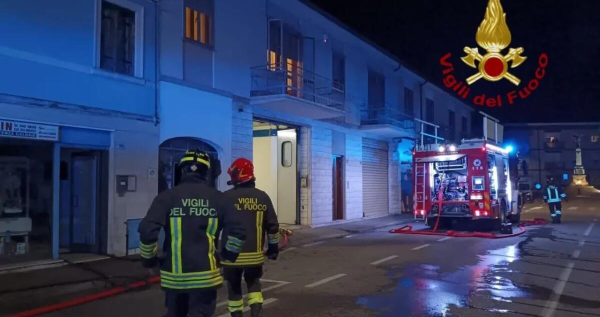 Incendio in un’abitazione: donna intossicata, trasferita all'ospedale - 