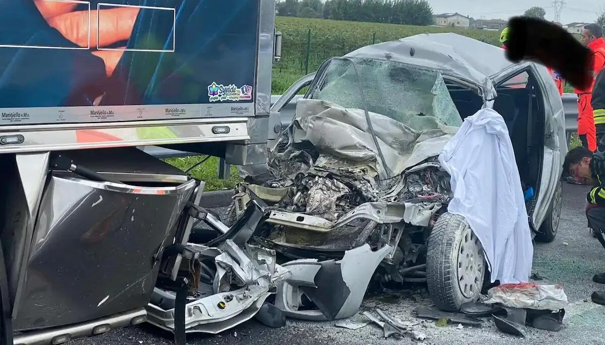Auto tampona un mezzo pesante sull'A4 tra Latisana e San Giorgio: un morto. Chi è la vittima - 