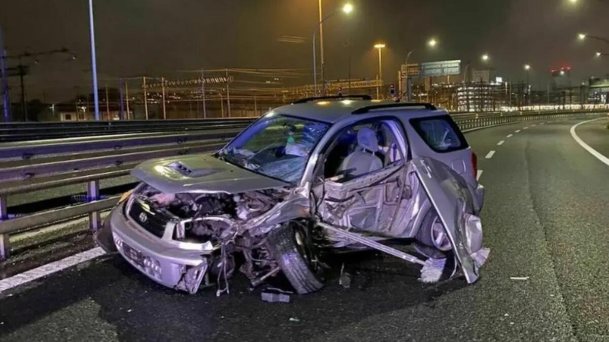 Due giovani imboccano il raccordo contromano, poi lo schianto con un'auto: tragedia sfiorata - 