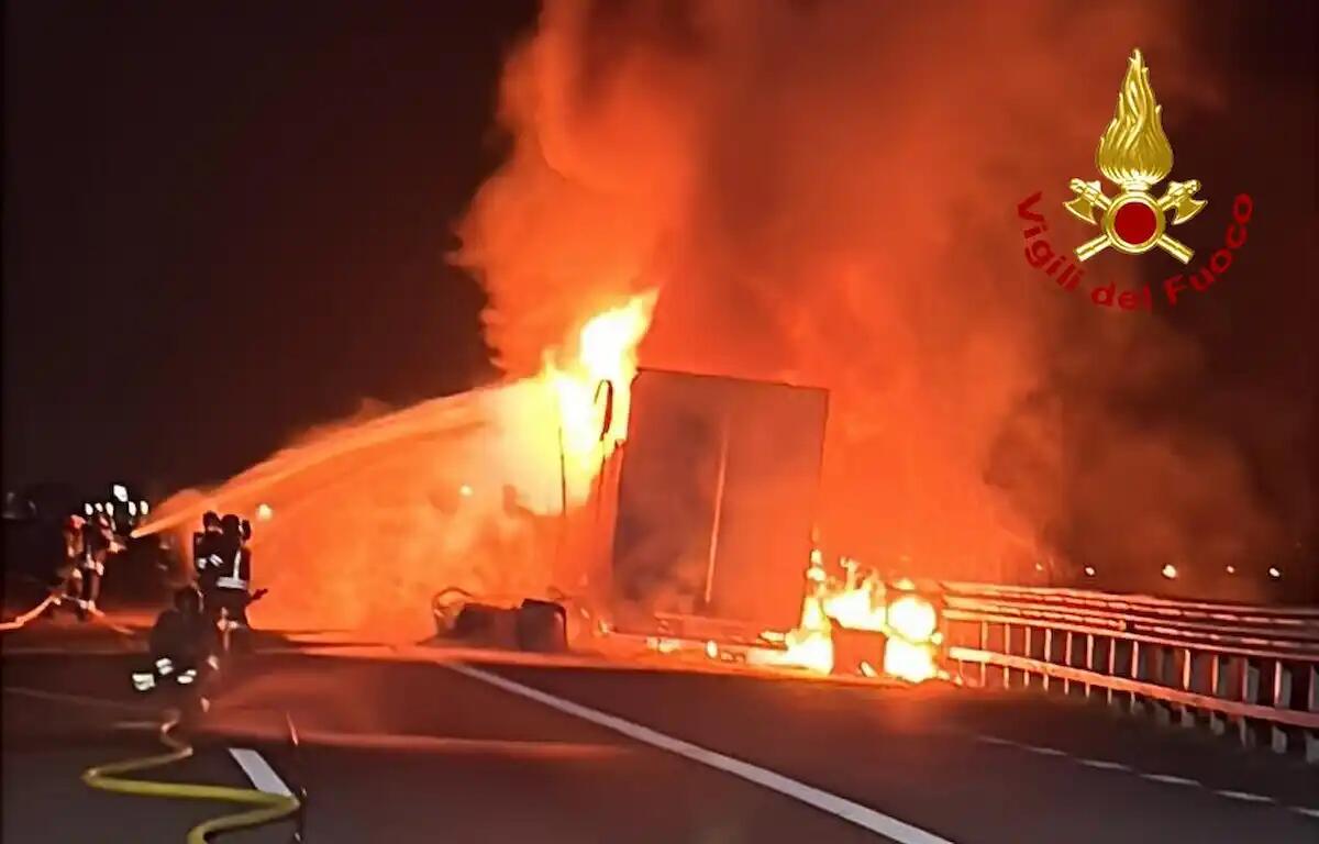 Camion carico di lavatrici in fiamme sulla A4: chiusa l'autostrada -