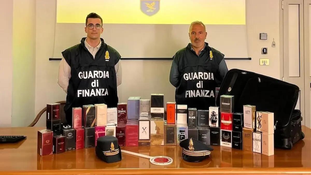 Controlli a Fernetti: fermata donna romena con 70 profumi contraffatti - 