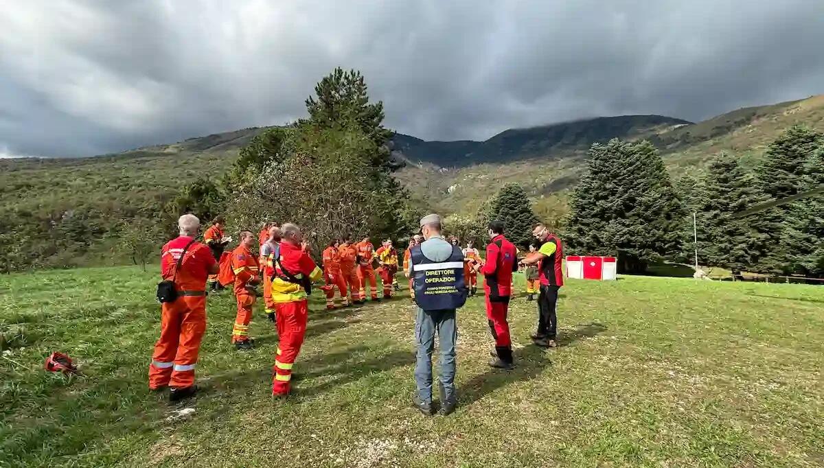 Esercitazione antincendio ad Aviano: operatori e mezzi in azione per la sicurezza - 
