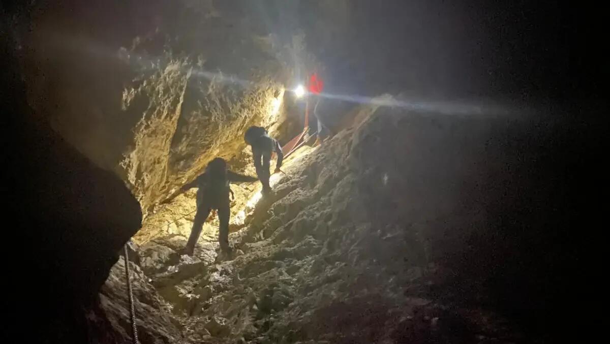 Il compagno rientra, lui rimane solo bloccato al buio a 2.900 metri di quota in Tofana: soccorso - 