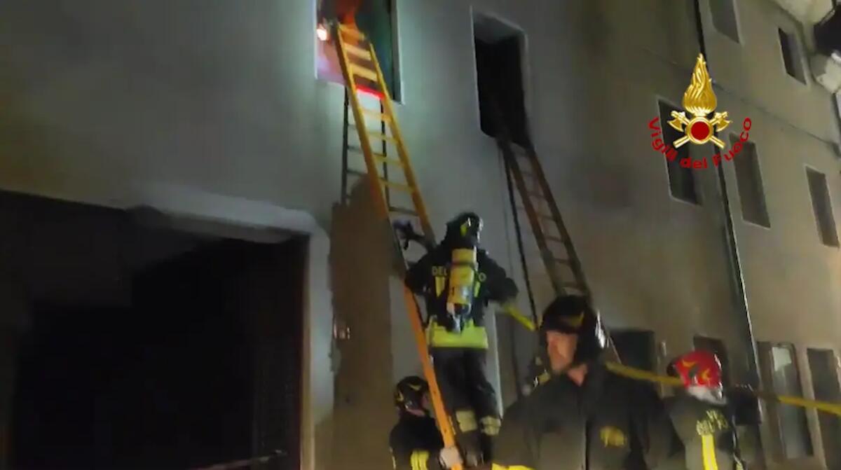 Fiamme in un fabbricato in ristrutturazione: i pompieri evitano il peggio | VIDEO - 