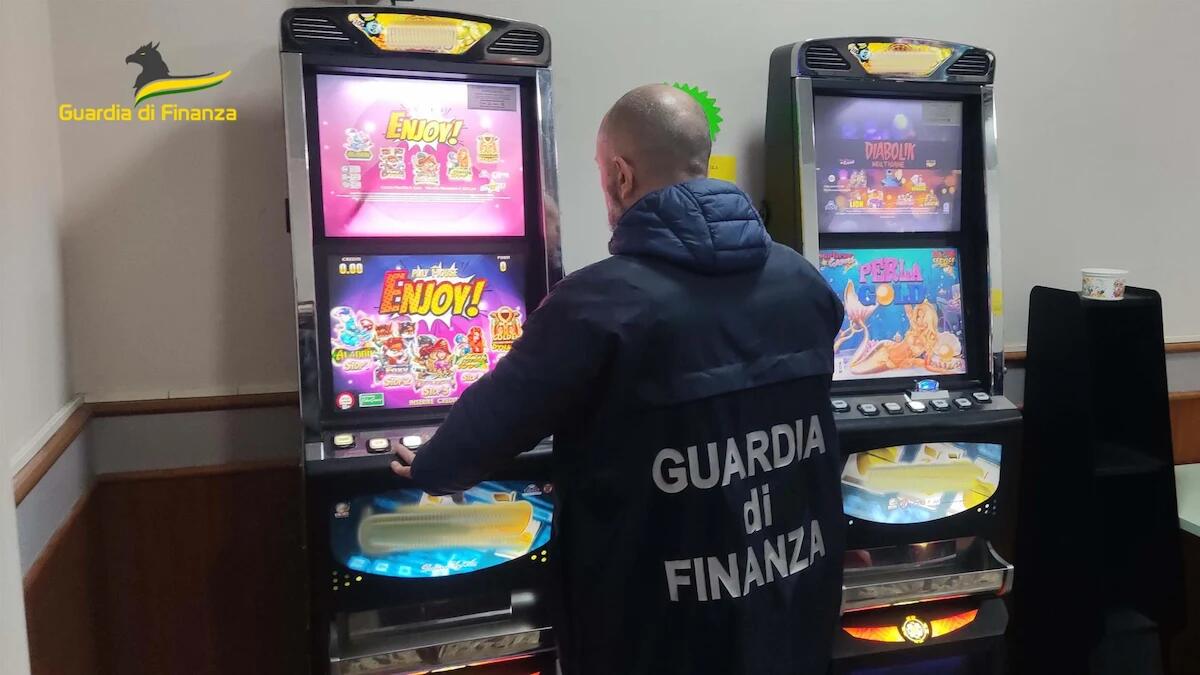 Slot machine attive in orari non consentiti: sanzionati due bar - 