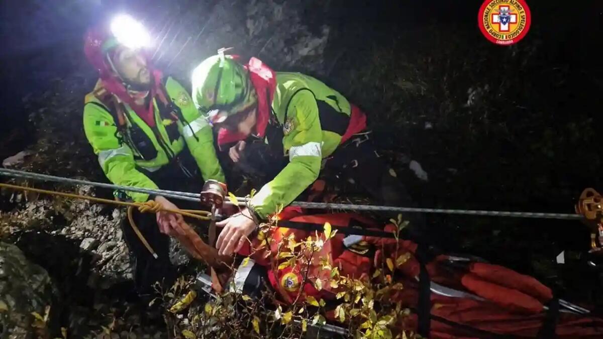 Cade in una scarpata per 20 metri, un passante sente le urla e lancia l'allarme: salvato 77enne - 