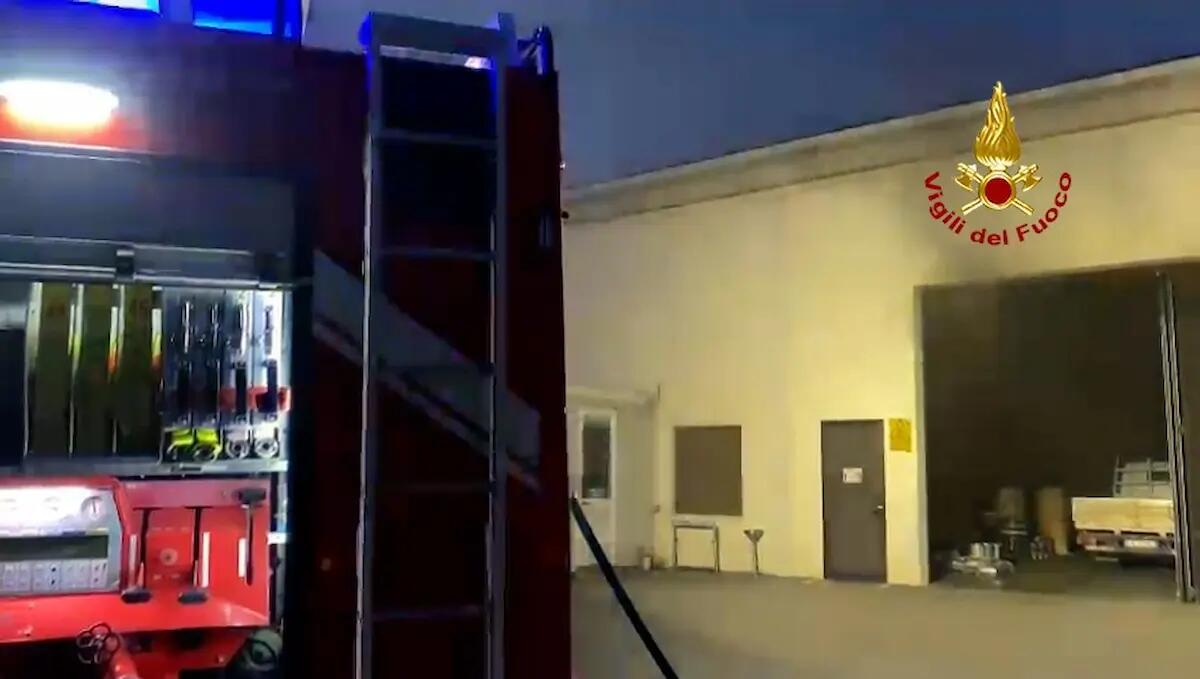 Fiamme dal quadro elettrico, scoppia l'incendio nell'azienda di cromatura: nessun ferito -