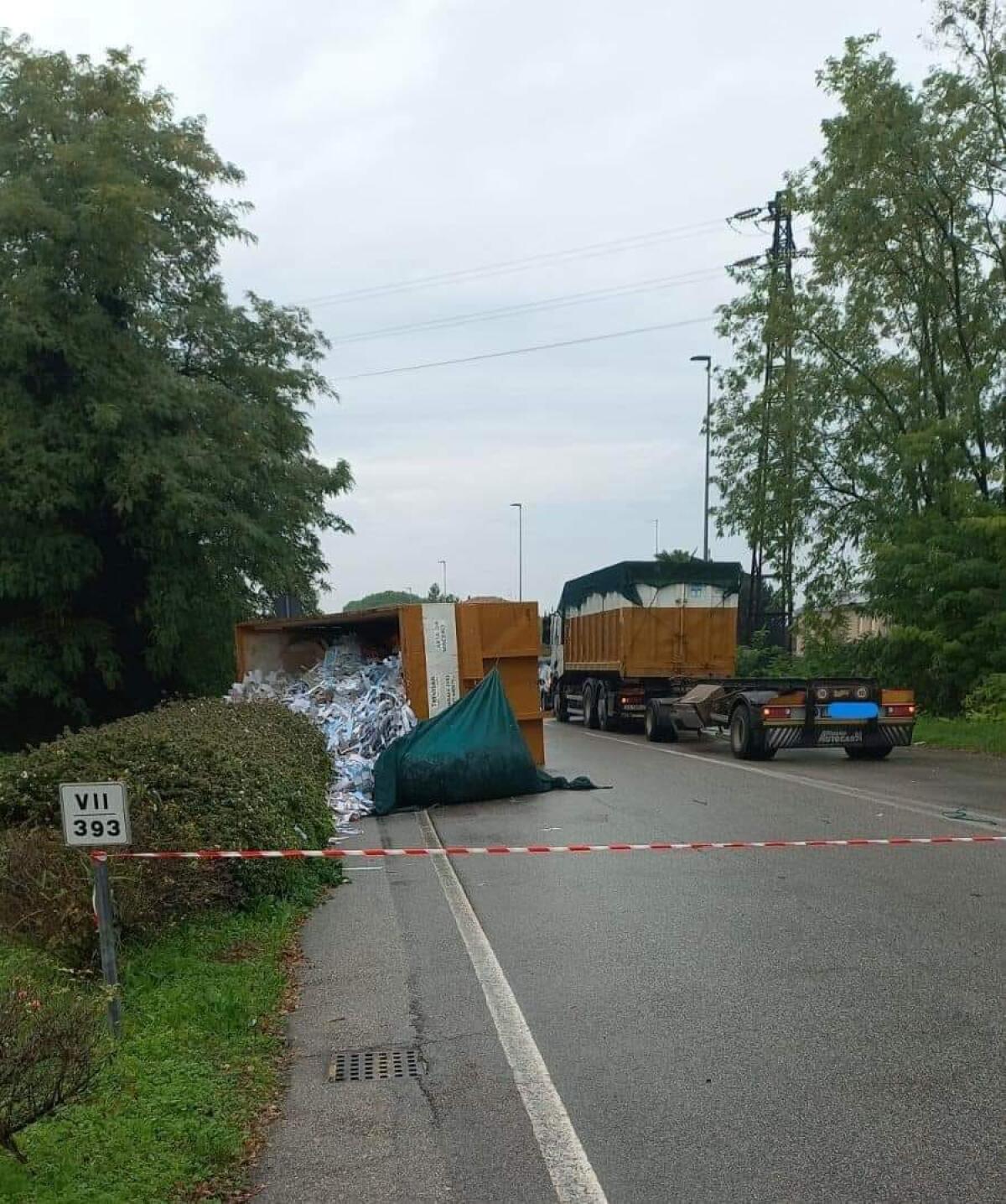Si stacca il rimorchio che colpisce una moto: nulla da fare per il centauro - 