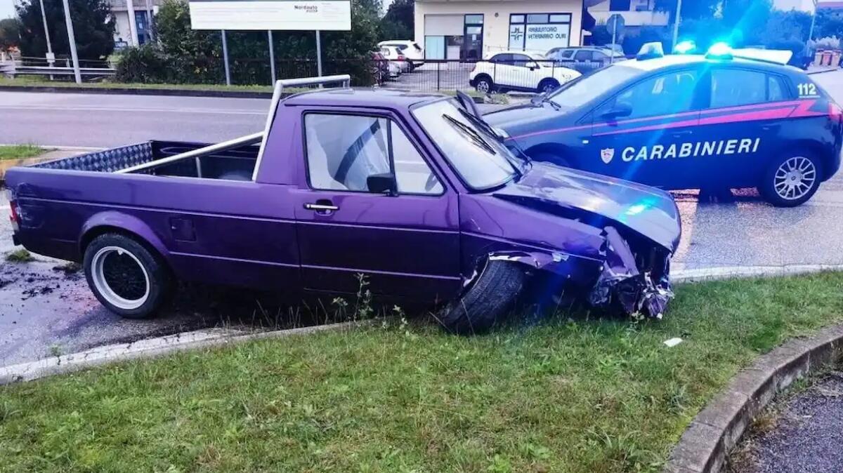 Scene da film sulla Postumia: ruba un pickup, urta 3 auto e poi fugge a piedi. Nei guai un 20enne - 