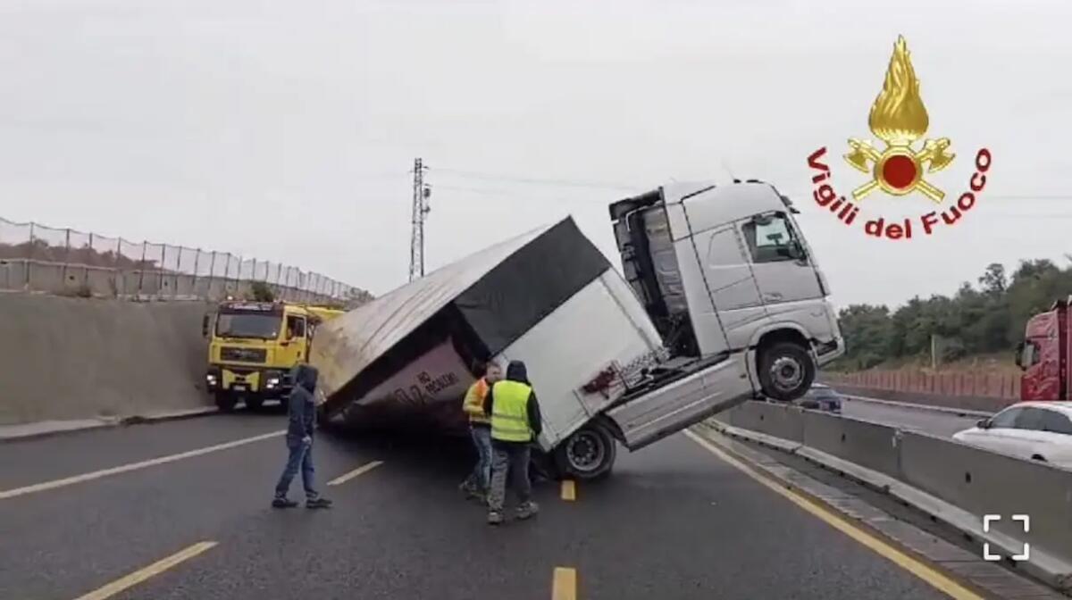 Grave incidente sull'autostrada A4: tir finisce di traverso e blocca la carreggiata - 