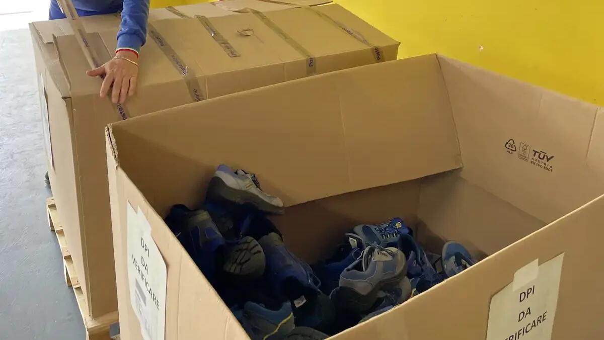 Poste Italiane lancia "Scarpa vecchia fa buon gioco": dal riciclo delle scarpe nascono aree gioco sicure - 