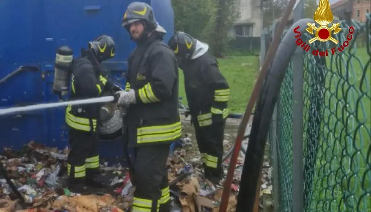 Azzano Decimo. A fuoco il compattatore di cartoni fuori dal supermercato: un intossicato - 
