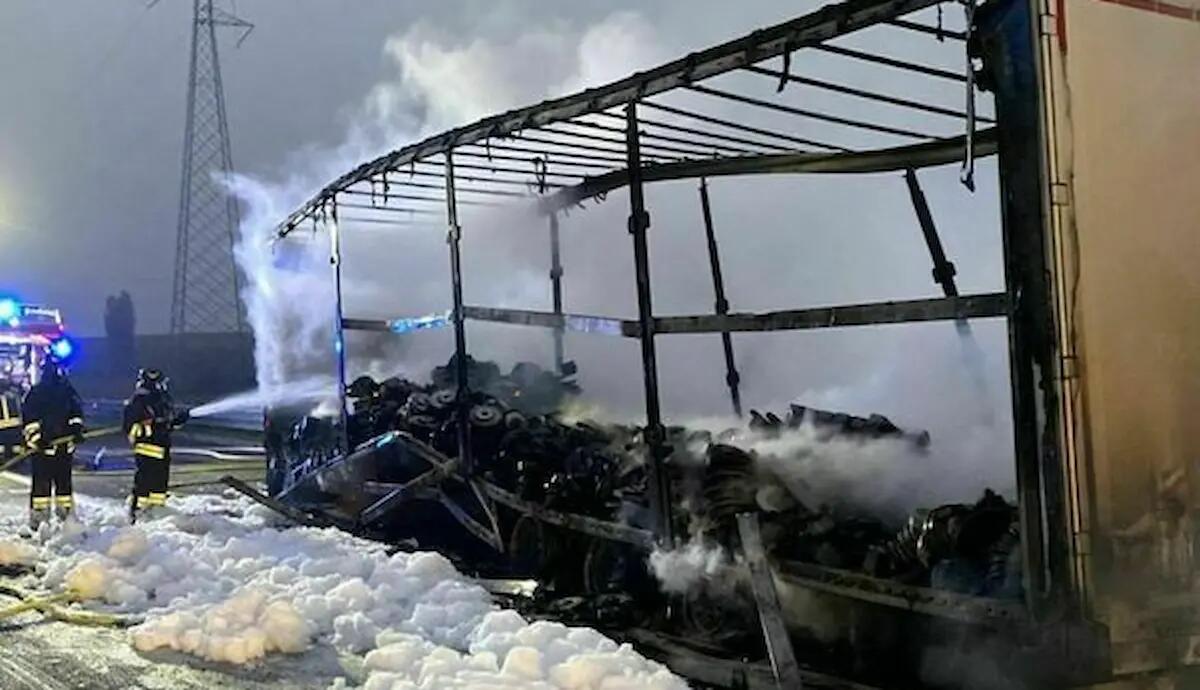 Fiamme dal camion, l'incendio sul Passante di Mestre: conducente in salvo - 