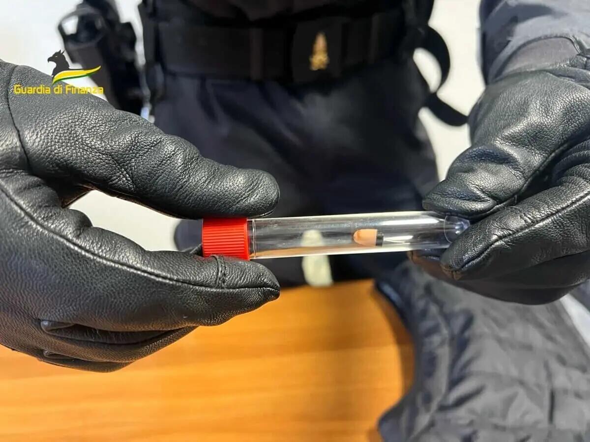 L'auricolare nano per superare il test della patente va troppo in profondità: "furbetto" in ospedale - 