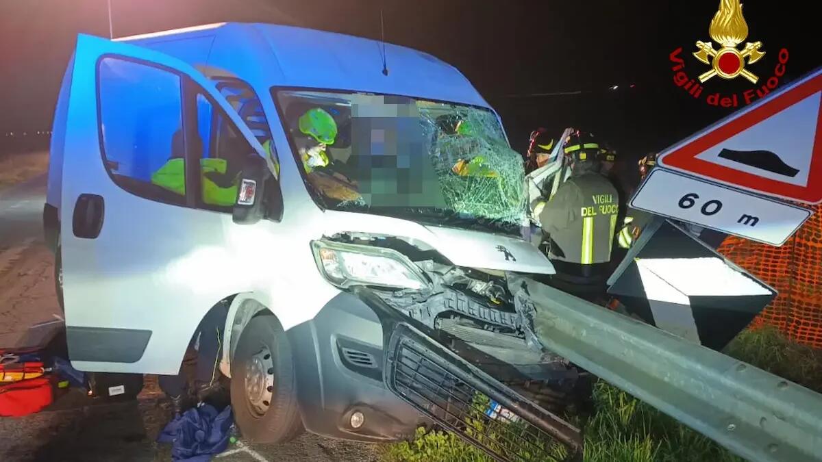 Furgone si schianta contro un guardrail nella notte: conducente rimane incastrato, ferito - 