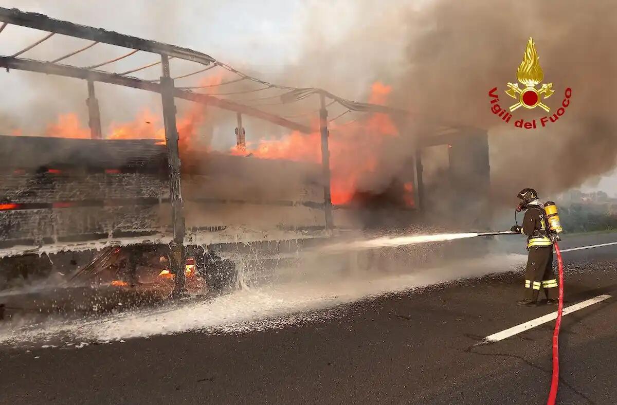 Tratto "maledetto": un altro mezzo pesante in fiamme, resta chiusa l'A4 - 