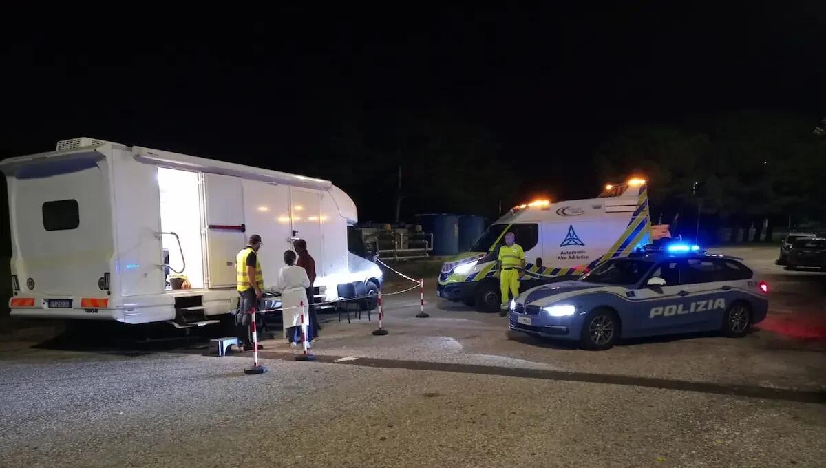 Fugge all'alt della Polizia, scatta l'inseguimento: guidava senza patente - 