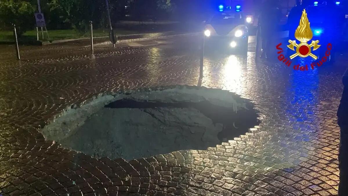 Gorizia, si apre una voragine nella notte in Via Cadorna: strada chiusa, nessun ferito - 