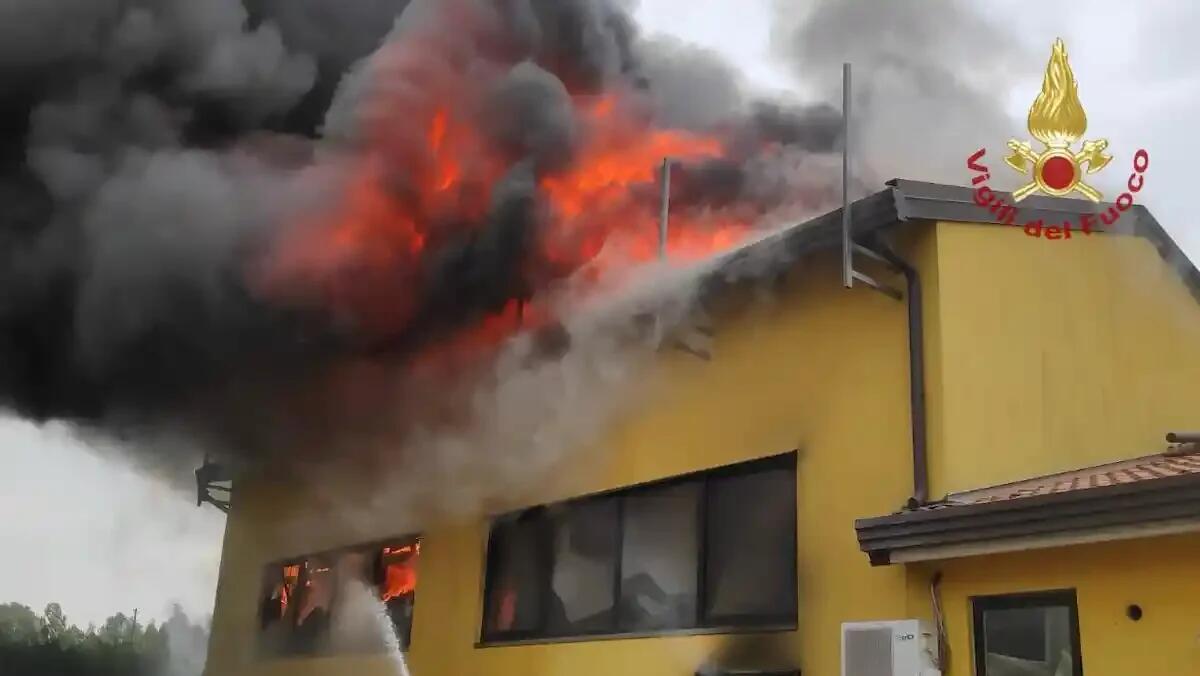 Incendio a Codevigo: fiamme alte in un'azienda di insegne pubblicitarie - 