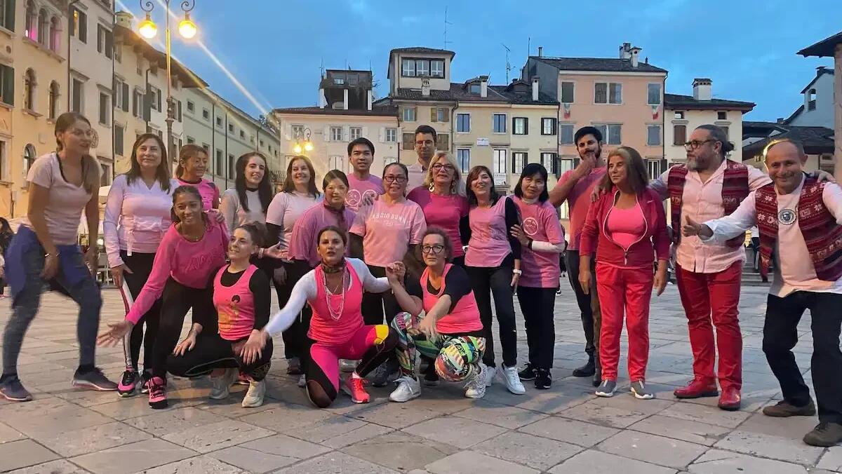 Flash mob a Udine per l'Ottobre Rosa: un messaggio di solidarietà contro il tumore al seno - 
