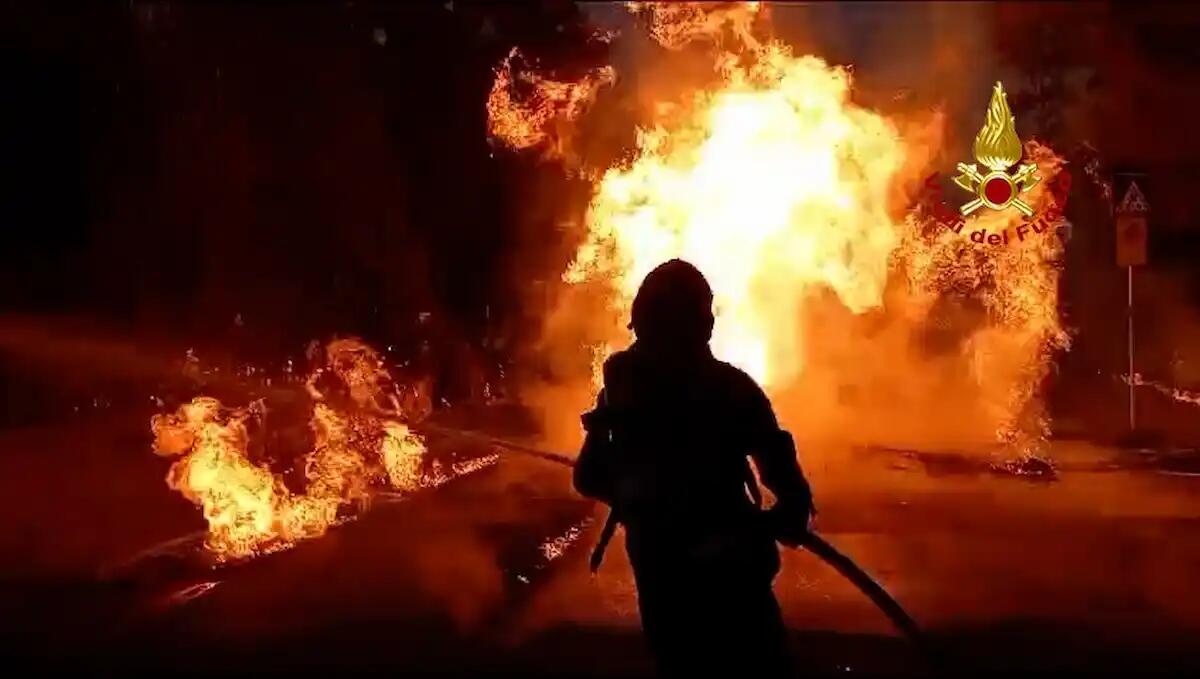 Maxi esplosione ed incendio a Gallio, crolla una casa: c'è un disperso sotto le macerie - 