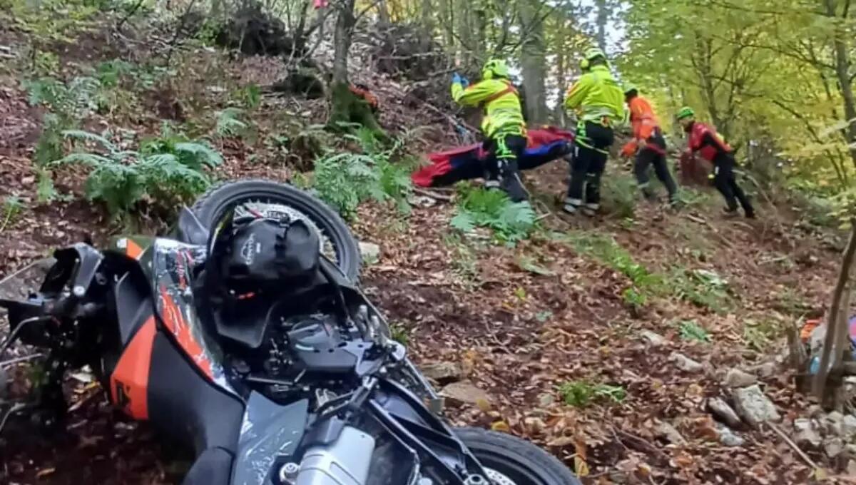 Esce di strada con la moto e vola di sotto per 30 metri: soccorso un centauro - 