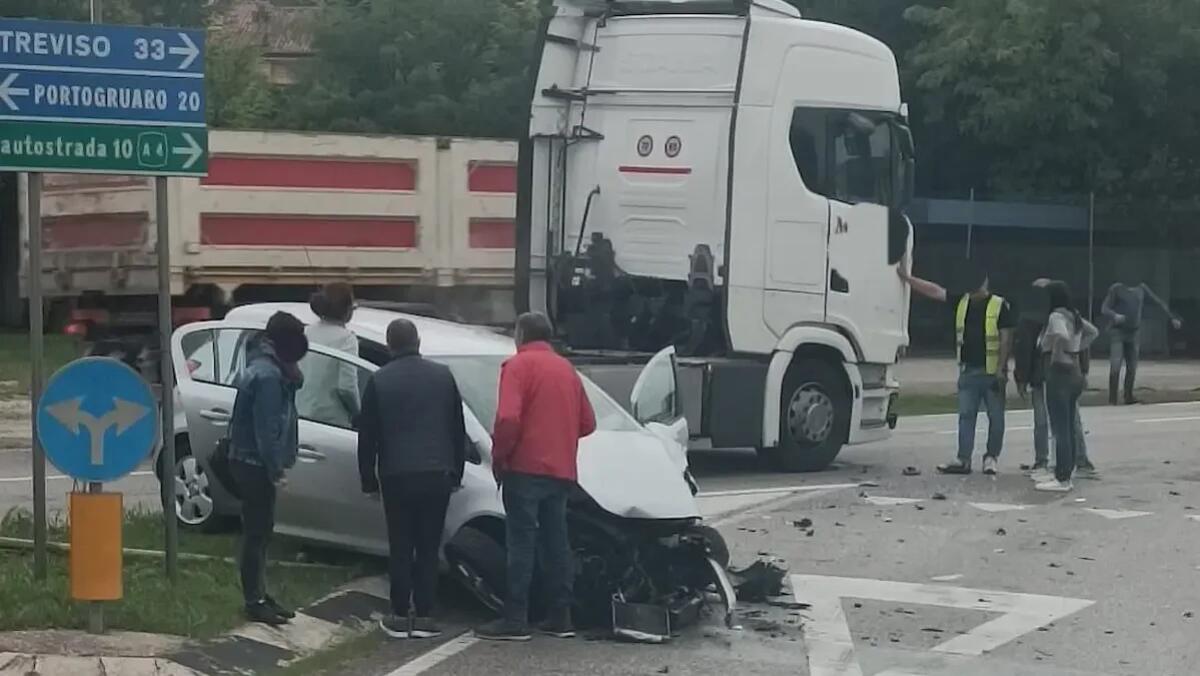 Incidente a Motta di Livenza, violento scontro frontale tra auto e camion - 