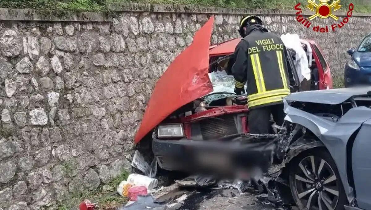 Incidente a Castello di Aviano, scontro frontale tra due auto: una persona resta incastrata - 