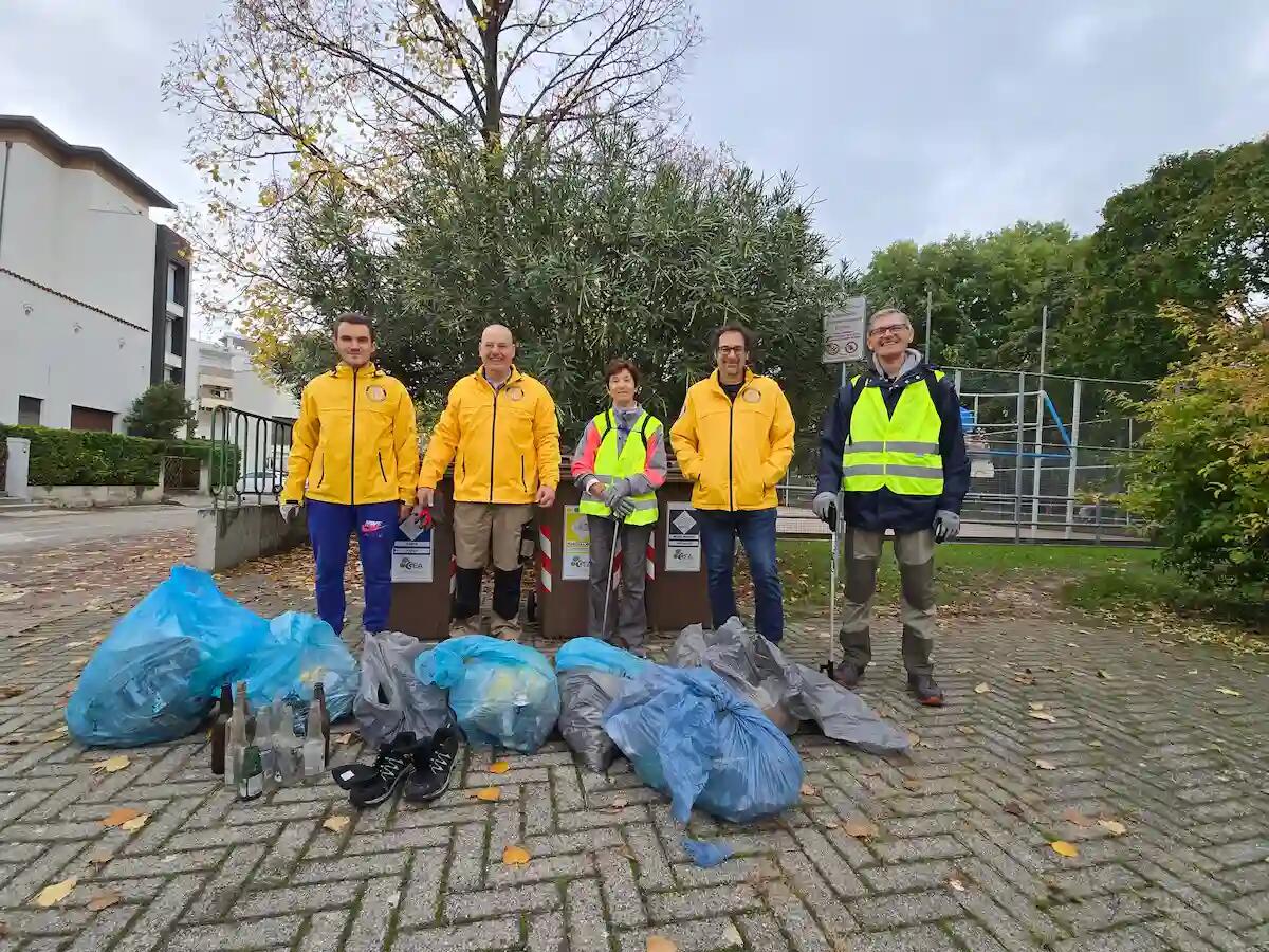 Pordenone: i volontari di "Puliamo i quartieri" in azione contro i rifiuti - 