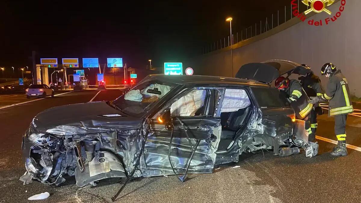 Si schianta contro la cuspide del guardrail e rimane ferito, incastrato nell’auto -