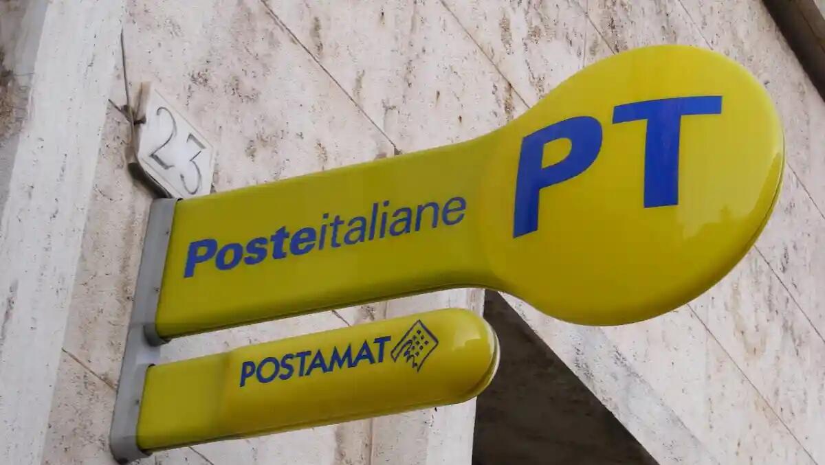 I residenti pagavano le bollette in Posta, ma i soldi finivano nel conto dell'impiegato - 