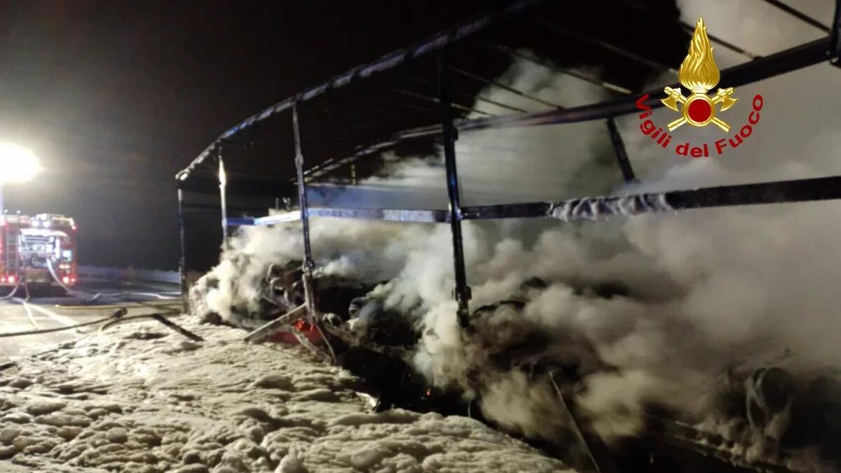 Mezzo pesante in fiamme sull'A4 - 