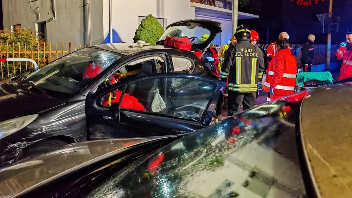 Incidente ad Aviano: due feriti estratti dall'auto dai Vigili del fuoco - 