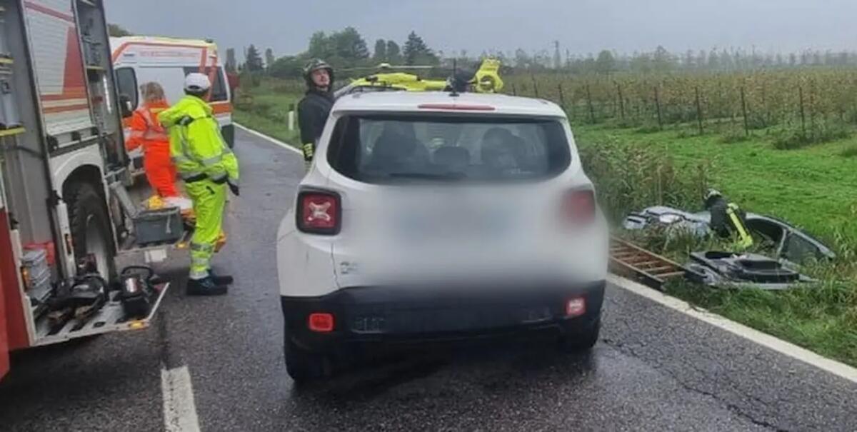 Scontro tra 3 auto sulla SS14 a Palazzolo dello Stella, una finisce nel fossato: donna incastrata - 