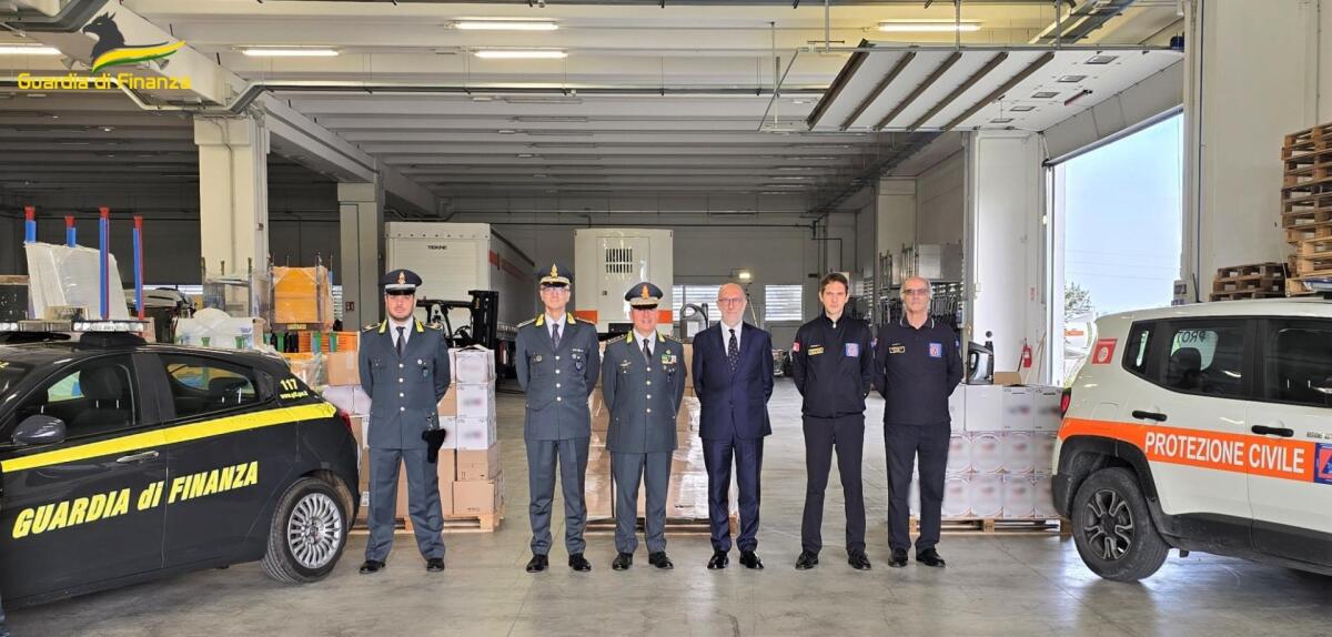 Oltre mille kg di olio lubrificante sequestrato dalla Finanza donato alla Protezione Civile - 