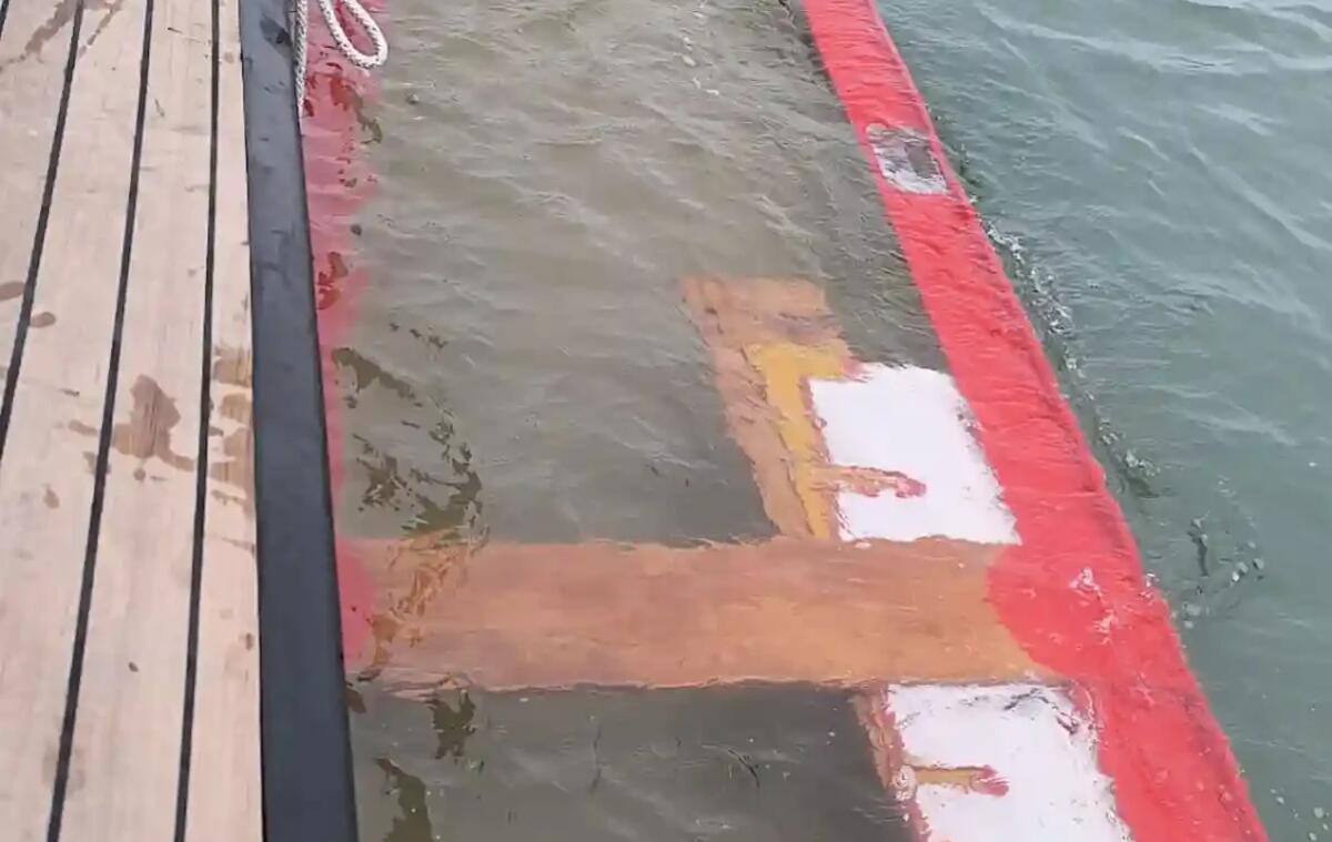 Moto ondoso da un motoscafo rovescia la gondola da regata: giovane salvato - 