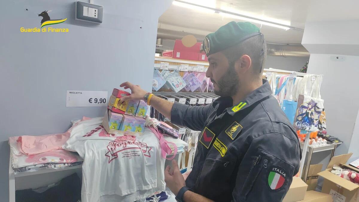 Vende giocattoli non conformi alle norme: sequestrati 14mila articoli, multato il titolare del negozio - 