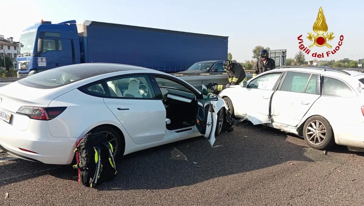 Incidente sull'A4: tre auto e un furgone coinvolti, sette feriti - 