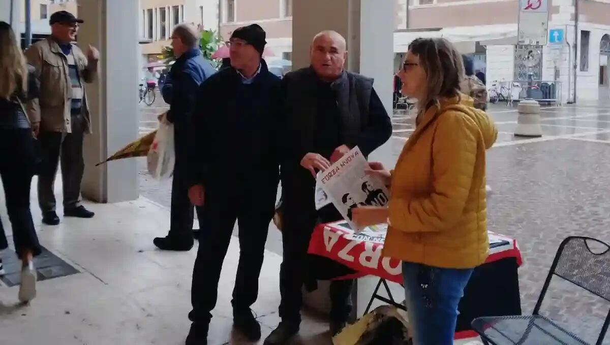Forza Nuova in piazza: raccolta firme per la sicurezza a Pordenone - 